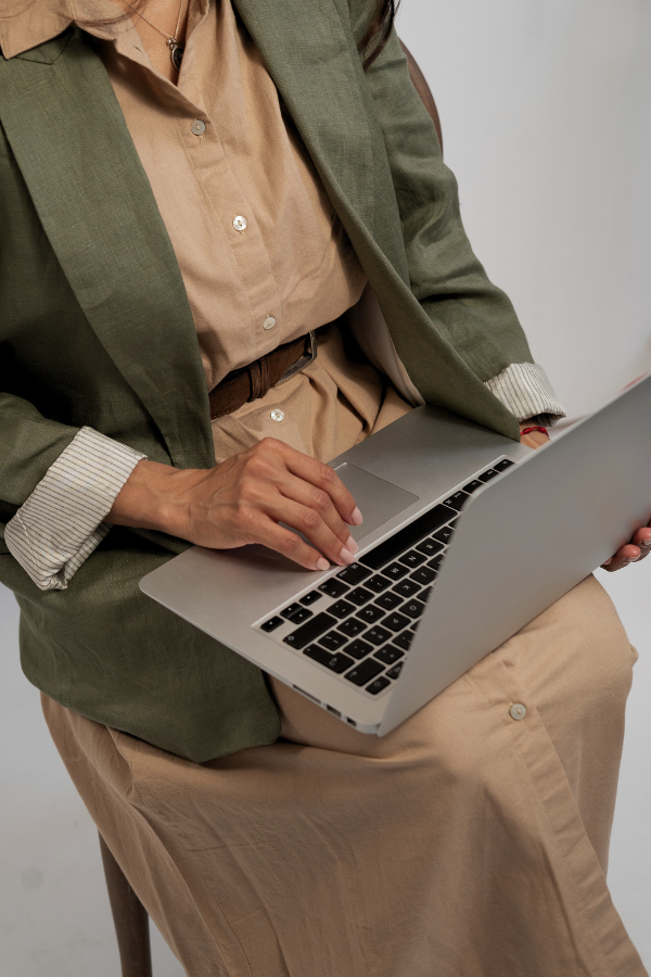 woman using li-fi technology on her laptop