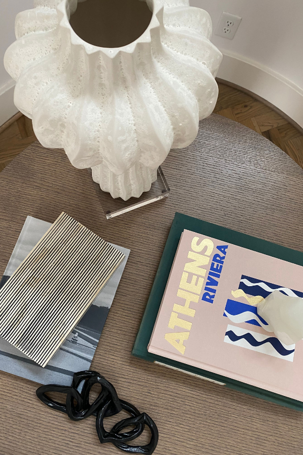 vignette decor objects books vase