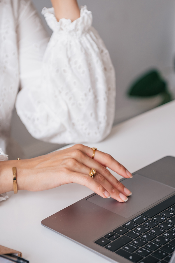 a client leaving a review on her laptop